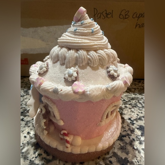 Set of (3) Valerie Parr 6” Illuminated Pastel Gingerbread Cupcakes houses - Picture 15 of 17